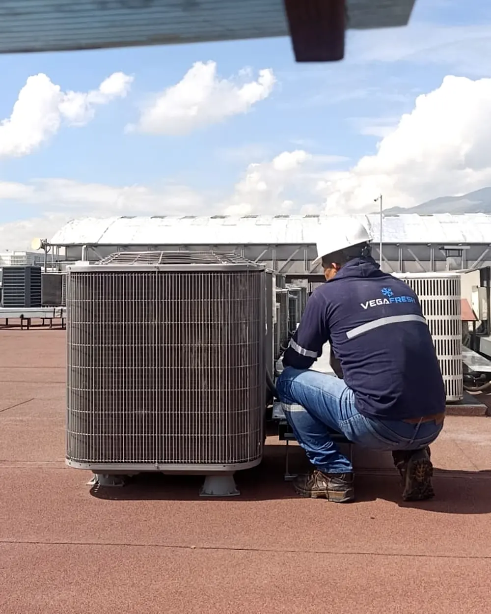 Técnico de Vega Fresh revisando condensadoras en una cubierta
